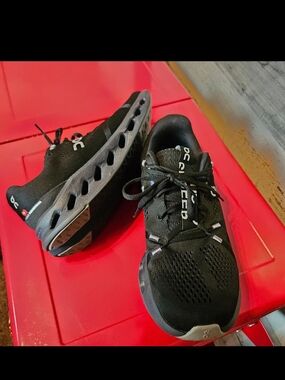 On Running Women's Cloud Sneaker in Black Sz 9.5 Excellent Condition
